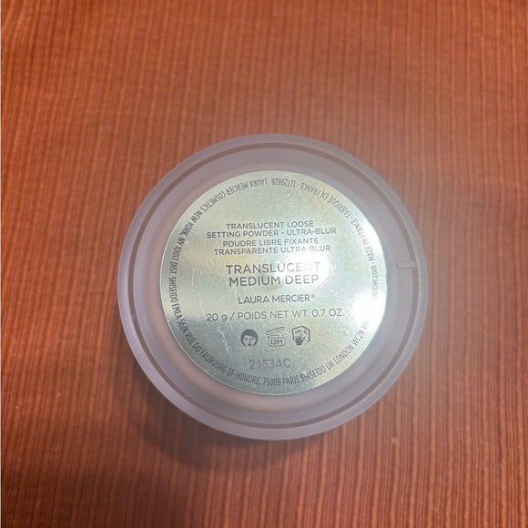 Laura Mercier Setting Powder - Translucent Medium Deep - Picture 2 of 3